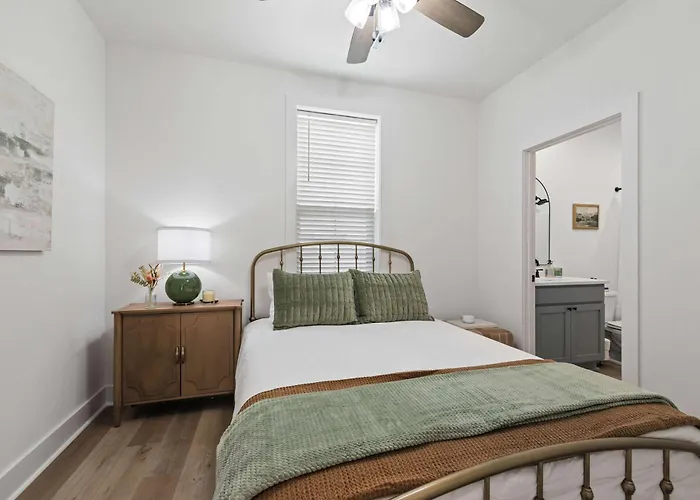 New Luxury - King - Location - Premier Host * Lafayette
