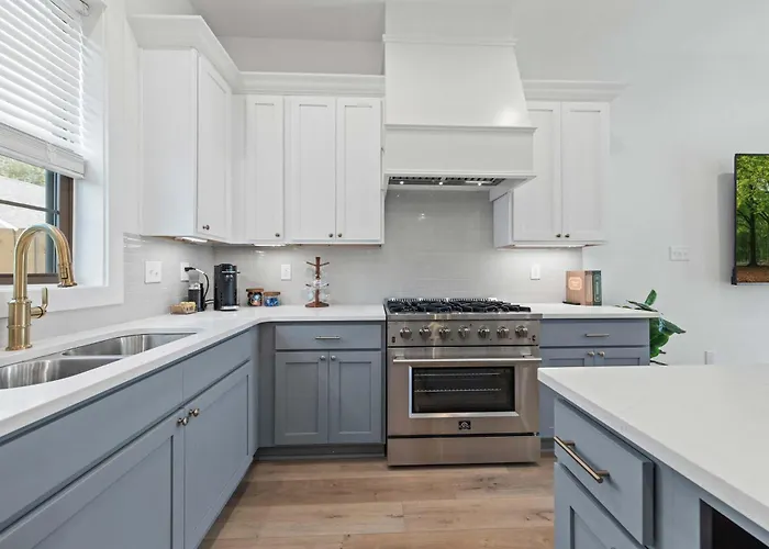 New Luxury - King - Location - Premier Host Holiday home
