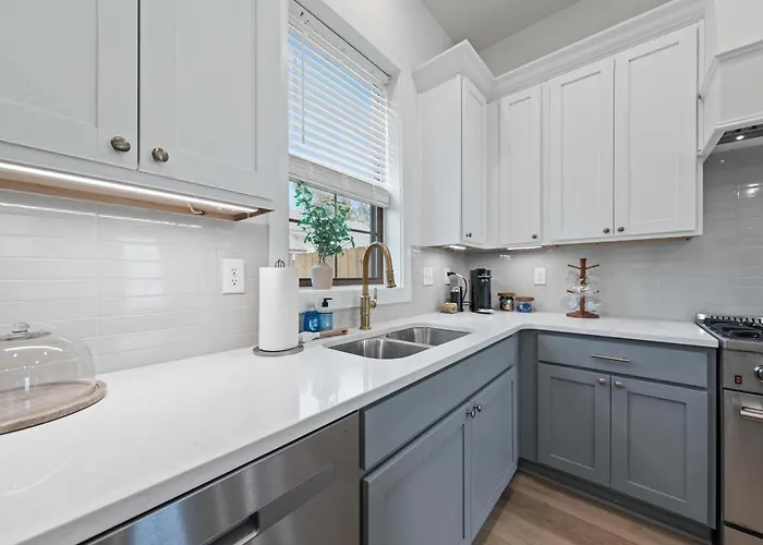 New Luxury - King - Location - Premier Host Lafayette