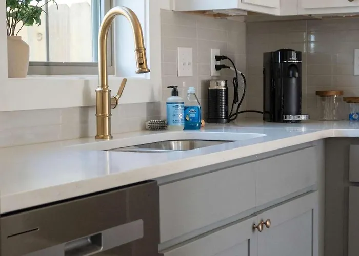 New Luxury - King - Location - Premier Host Holiday home