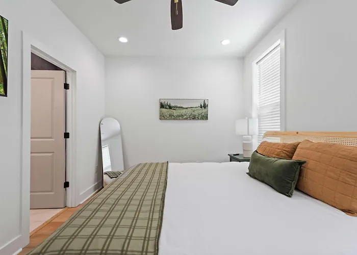 New Luxury - King - Location - Premier Host Holiday home *