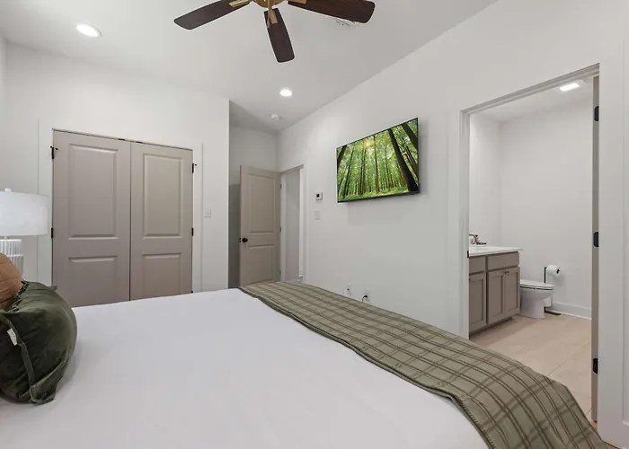 New Luxury - King - Location - Premier Host
