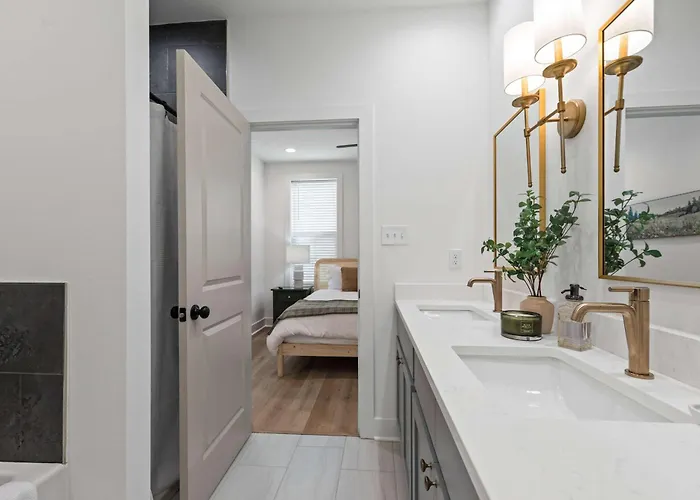 New Luxury - King - Location - Premier Host