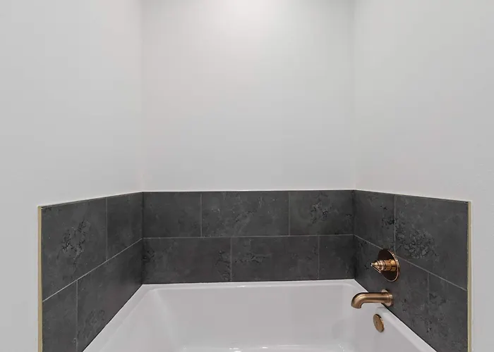 New Luxury - King - Location - Premier Host