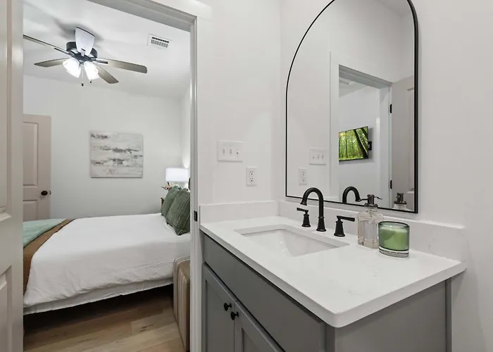 New Luxury - King - Location - Premier Host * Lafayette