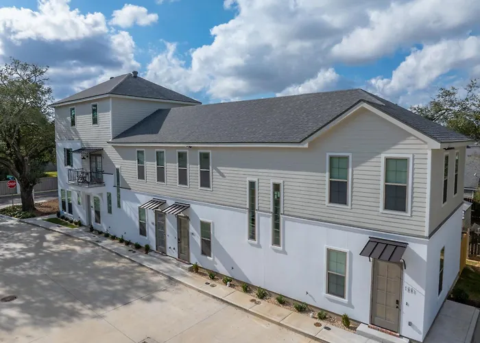 New Luxury - King - Location - Premier Host Lafayette